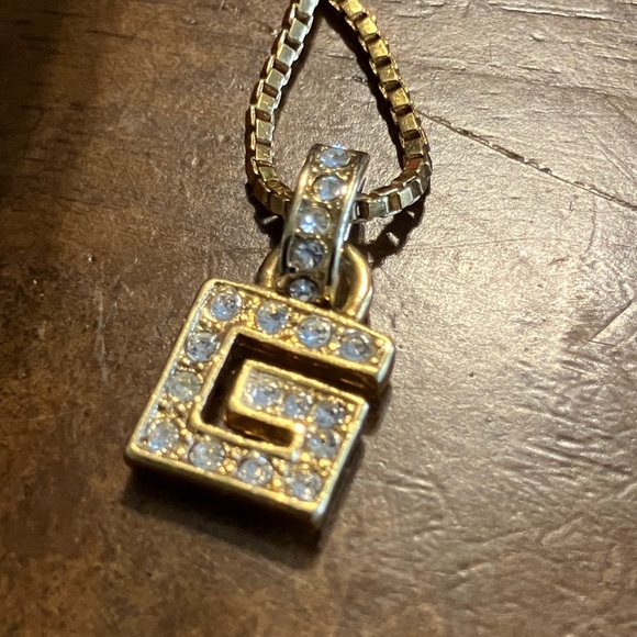 Dainty Blingy Crystal Gold Tone Givenchy G Logo Box Chain Pendant Necklace 16” - Picture 4 of 9